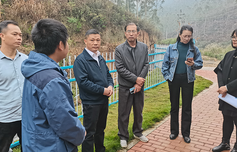 广西贺州市纪检监察委一行莅临挺进环保两安稀土矿区尾水收集处理站视察